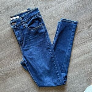 Levi’s 702 style • Size 28 waist / Size 6 •Classic Blue Women's Skinny Jeans